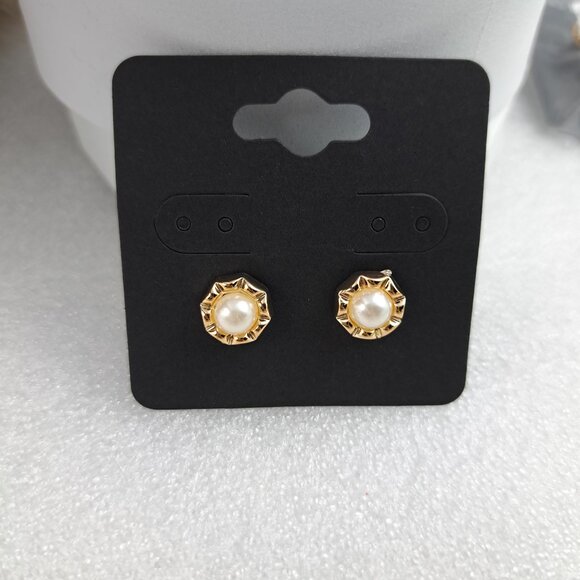 Elegant Faux Pearl Stud Earrings - Picture 5 of 5